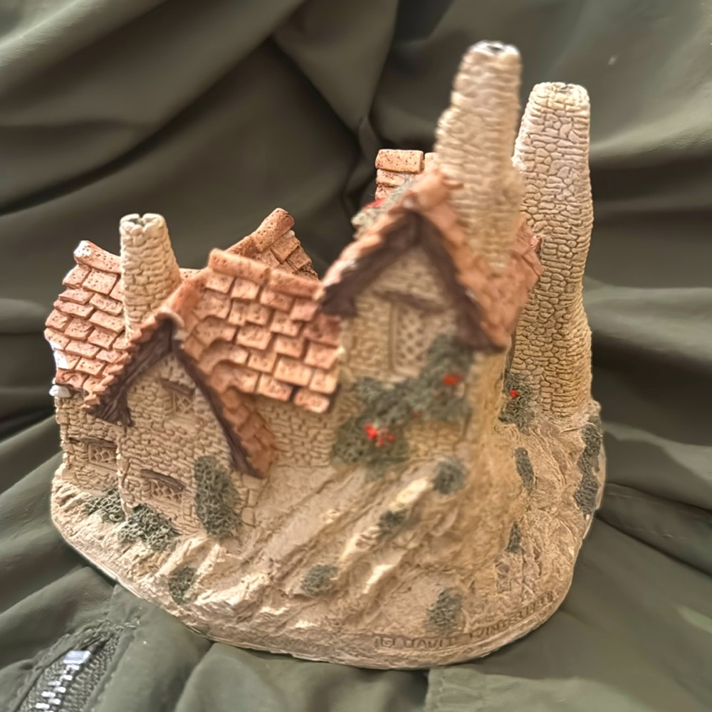 Green Dragon Pub collectible by David Winter